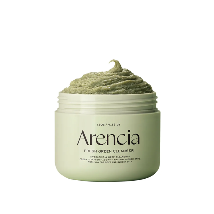 Отворена тегличка со Arencia Fresh Green Cleanser – зелена, густа текстура слична на паста, прикажана на бела позадина. На пакувањето пишува дека е хидратантен и длабински чистач направен со природни состојки, наменет за мека и сјајна кожа. An open jar of Arencia Fresh Green Cleanser – thick, green paste-like texture shown against a white background. The label indicates it is a hydrating and deep cleansing product made with natural ingredients, designed for soft and glossy skin.