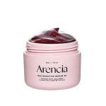 Отворен сад со Arencia Red Smoothie Serum 30, гелеста серумска формула со темноцрвена боја, наменета за хидратација, обновување и зацврстување на кожата на лицето. Open jar of Arencia Red Smoothie Serum 30, a dark red gel-textured serum designed for hydrating, firming, and revitalizing facial skin.