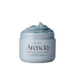 Отворена тегличка со Arencia Royal Blue Hyssop Cleanser – густа кремаста сина формула за прочистување и нега на кожа, поставена на бела позадина. На пакувањето пишува дека е формулирана со природни состојки за сјајна и мазна кожа. An open jar of Arencia Royal Blue Hyssop Cleanser – a thick, creamy blue formula designed for skin cleansing and care, shown on a white background. The packaging highlights natural ingredients for smooth and glossy skin.