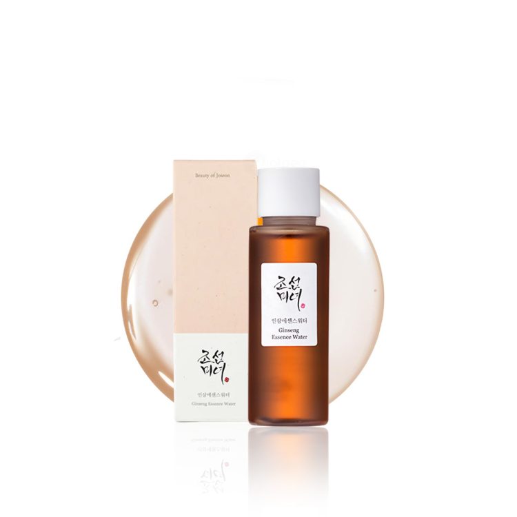 Beauty of Joseon Ginseng Essence Water 40ml – шише со темна амбалажа и кутија, поставени пред капка есенција на бела позадина. Beauty of Joseon Ginseng Essence Water 40ml – dark bottle and box displayed in front of a drop of essence on a white background.