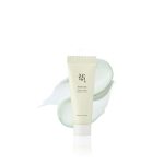 Beauty of Joseon Light On серум со Центела и Витамин C, туба од 10ml поставена врз слој од серум на бела позадина. Beauty of Joseon Light On Serum with Centella and Vitamin C, 10ml tube placed on a smear of serum on a white background.