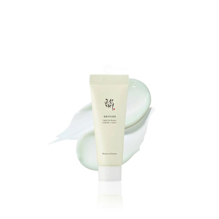 Beauty of Joseon Light On серум со Центела и Витамин C, туба од 10ml поставена врз слој од серум на бела позадина. Beauty of Joseon Light On Serum with Centella and Vitamin C, 10ml tube placed on a smear of serum on a white background.