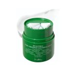 Dr. Althea Pure Grinding Cleansing Balm – хигиенски балсам за чистење со иновативен механизам за мелење, збогатен со Madecassoside, масло од зелен чај и грозје. Пакување во зелена тегла со свежа, кремаста текстура во позадина.