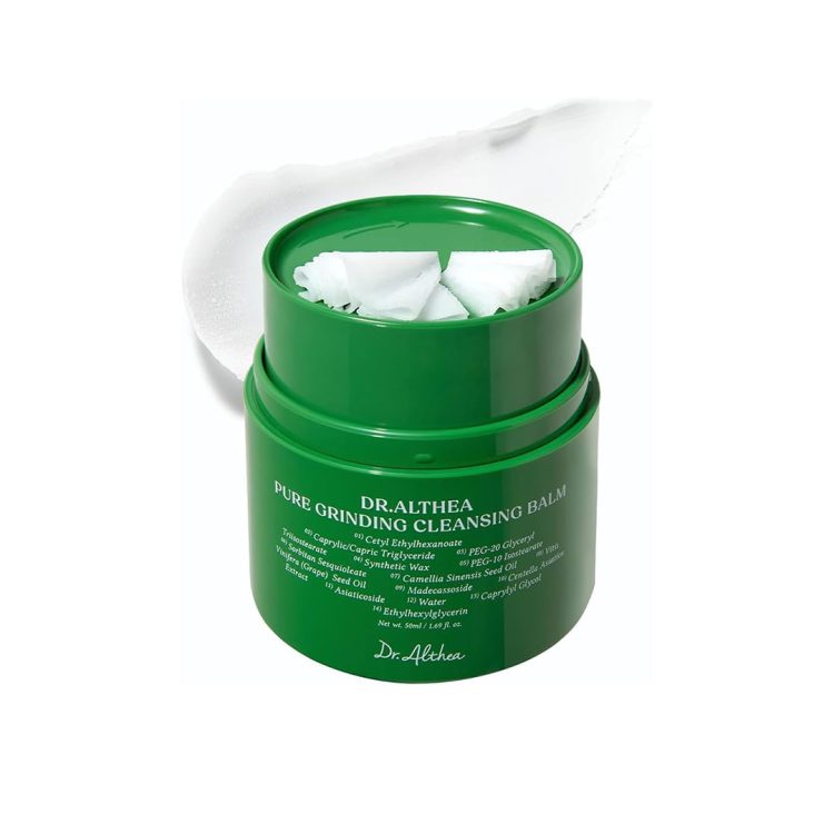 Dr. Althea Pure Grinding Cleansing Balm – хигиенски балсам за чистење со иновативен механизам за мелење, збогатен со Madecassoside, масло од зелен чај и грозје. Пакување во зелена тегла со свежа, кремаста текстура во позадина.