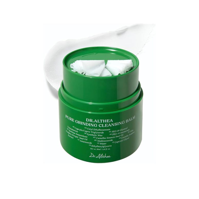 Dr. Althea Pure Grinding Cleansing Balm – хигиенски балсам за чистење со иновативен механизам за мелење, збогатен со Madecassoside, масло од зелен чај и грозје. Пакување во зелена тегла со свежа, кремаста текстура во позадина.