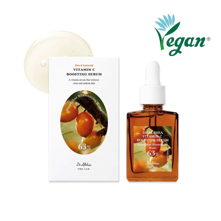 Dr. Althea Vitamin C Boosting Serum – осветлувачки серум со 63% Hippophae Rhamnoides Water и Tranexamic Acid за уедначен тен и хидратација. Пакување во стаклено шишенце со капалка и кутија со вегански сертификат, нагласувајќи природни состојки и ефективнос