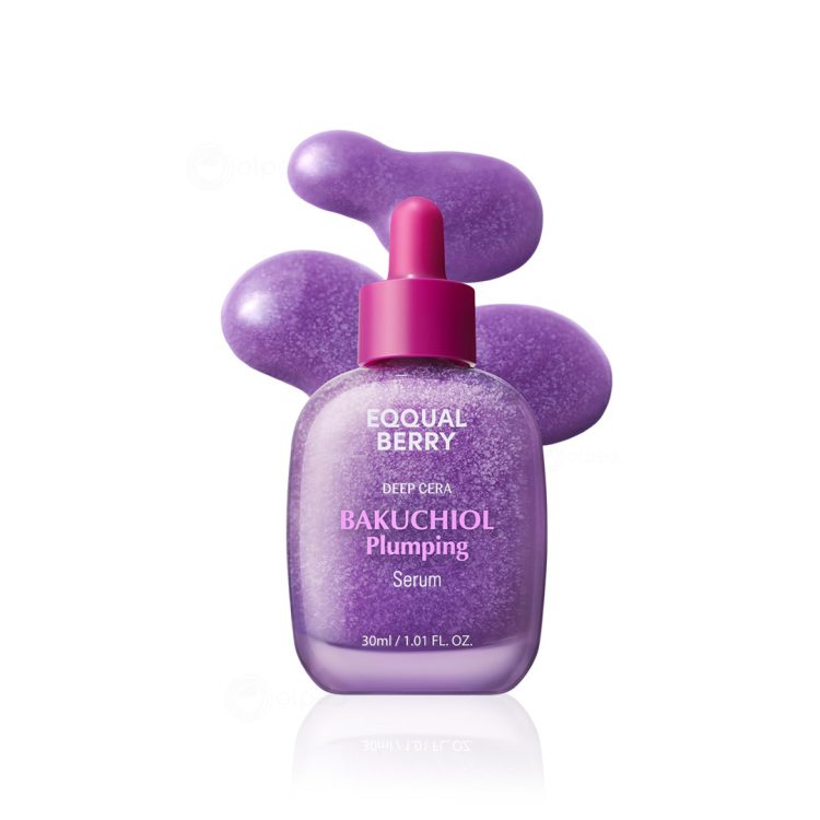 Eqqual Berry Deep Cera Bakuchiol Plumping Serum 30ml – серум со бакучиол за полнење и затегнување на кожата, во виолетово шише со пипета и декоративна текстура во позадина. Eqqual Berry Deep Cera Bakuchiol Plumping Serum 30ml – bakuchiol-based plumping and firming serum in a purple bottle with dropper, with decorative texture in the background.