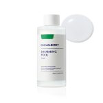 EQQUALBERRY Swimming Pool Toner 155ml – хидратантен и нежен ексфолирачки тонер со натриум хијалуронат, протеаза, пантенол, алантоин и комплекс од 5 бобинки. Прикажан е со бел капак и пример на текстурата. EQQUALBERRY Swimming Pool Toner 155ml – hydrating and gentle exfoliating toner with sodium hyaluronate, protease, panthenol, allantoin, and a 5-berry complex. Displayed with a white cap and a sample of the texture.