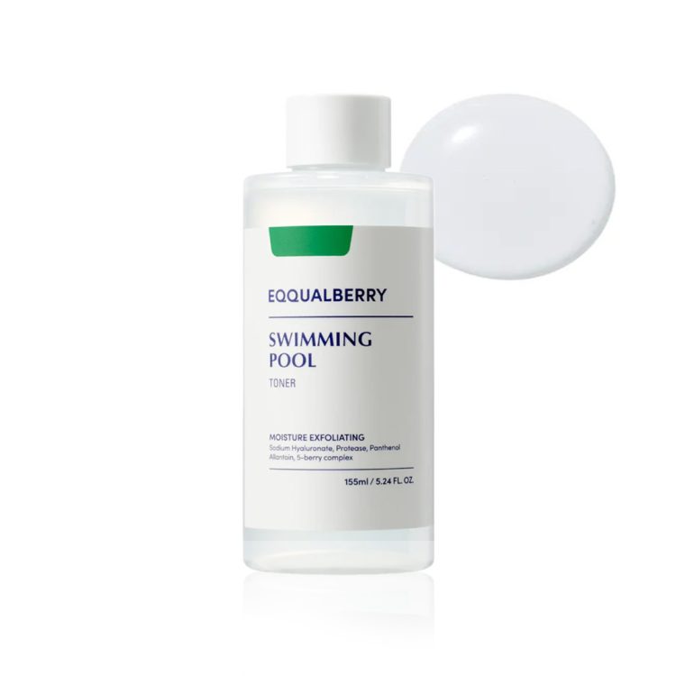 EQQUALBERRY Swimming Pool Toner 155ml – хидратантен и нежен ексфолирачки тонер со натриум хијалуронат, протеаза, пантенол, алантоин и комплекс од 5 бобинки. Прикажан е со бел капак и пример на текстурата. EQQUALBERRY Swimming Pool Toner 155ml – hydrating and gentle exfoliating toner with sodium hyaluronate, protease, panthenol, allantoin, and a 5-berry complex. Displayed with a white cap and a sample of the texture.