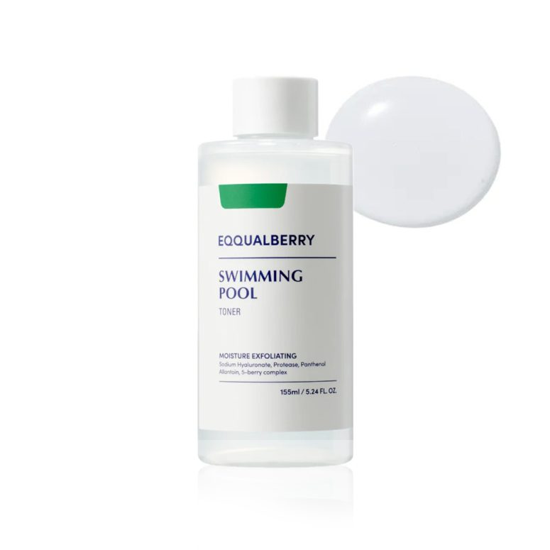 EQQUALBERRY Swimming Pool Toner 155ml – хидратантен и нежен ексфолирачки тонер со натриум хијалуронат, протеаза, пантенол, алантоин и комплекс од 5 бобинки. Прикажан е со бел капак и пример на текстурата. EQQUALBERRY Swimming Pool Toner 155ml – hydrating and gentle exfoliating toner with sodium hyaluronate, protease, panthenol, allantoin, and a 5-berry complex. Displayed with a white cap and a sample of the texture.