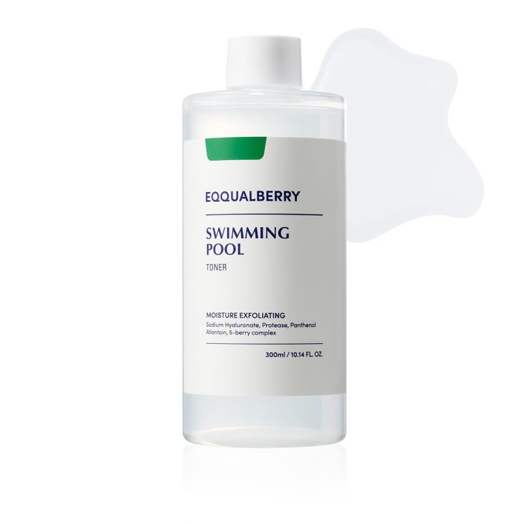 EQQUALBERRY Swimming Pool Toner 300ml – хидратантен и ексфолирачки тонер со натриум хијалуронат, протеаза, пантенол, алантоин и комплекс од 5 бобинки. Прикажан е со бел капак и пример на текстурата на производот. EQQUALBERRY Swimming Pool Toner 300ml – hydrating and exfoliating toner with sodium hyaluronate, protease, panthenol, allantoin, and a 5-berry complex. Displayed with a white cap and a sample of the product's texture.
