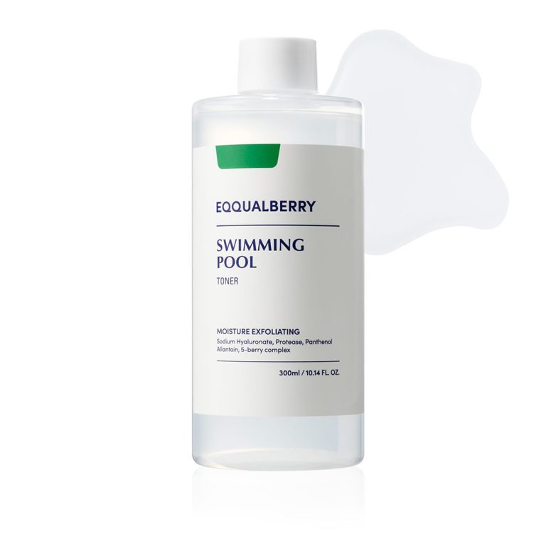 EQQUALBERRY Swimming Pool Toner 300ml – хидратантен и ексфолирачки тонер со натриум хијалуронат, протеаза, пантенол, алантоин и комплекс од 5 бобинки. Прикажан е со бел капак и пример на текстурата на производот. EQQUALBERRY Swimming Pool Toner 300ml – hydrating and exfoliating toner with sodium hyaluronate, protease, panthenol, allantoin, and a 5-berry complex. Displayed with a white cap and a sample of the product's texture.