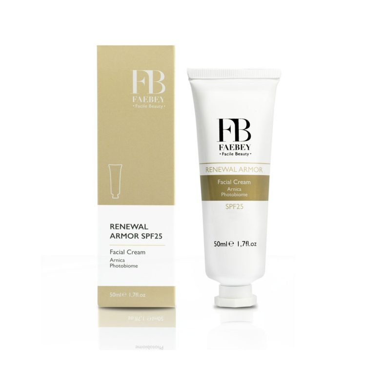 Туба од 50 ml Faebey Renewal Armor SPF25 дневна крема за лице со арника и Photobiome, прикажана до нејзиното златно-бело пакување на бела позадина. 50 ml tube of Faebey Renewal Armor SPF25 facial cream with arnica and Photobiome, shown next to its gold and white box on a white background.