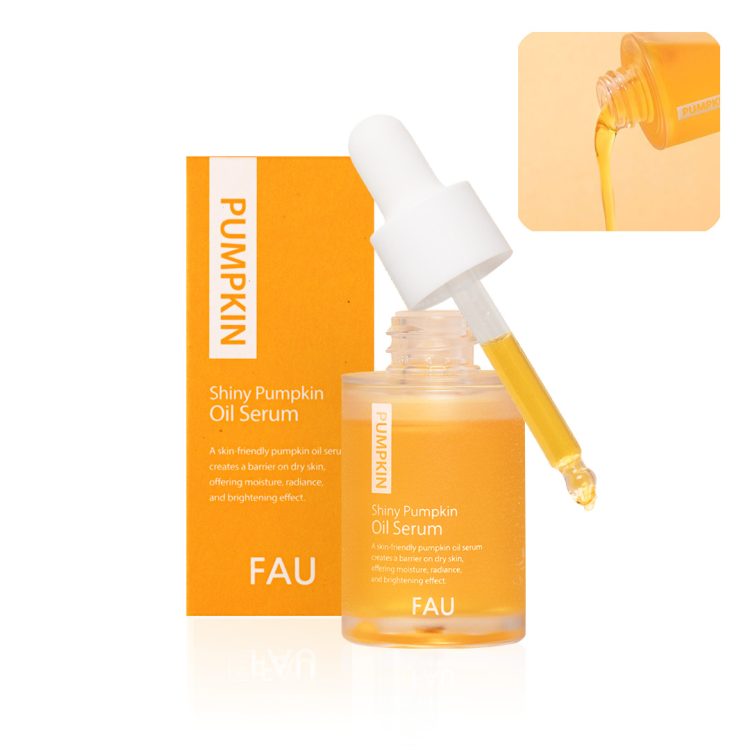 FAU Shiny Pumpkin Oil Serum серум со масло од тиква во стаклено шишенце со пипета, покрај кутија во портокалова боја и текстура на серумот при нанесување. FAU Shiny Pumpkin Oil Serum in a glass bottle with dropper, next to the orange packaging box and serum texture being applied.