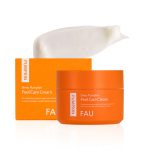 FAU Shiny Pumpkin Peel Care Cream – крем за нега по пилинг со екстракт од тиква, прикажан со портокалова тегличка и кремаста текстура, со пакување во портокалова кутија. FAU Shiny Pumpkin Peel Care Cream – post-peeling care cream with pumpkin extract, shown with an orange jar and creamy texture, accompanied by an orange box packaging.