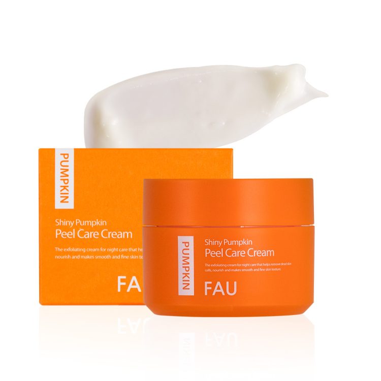 FAU Shiny Pumpkin Peel Care Cream – крем за нега по пилинг со екстракт од тиква, прикажан со портокалова тегличка и кремаста текстура, со пакување во портокалова кутија. FAU Shiny Pumpkin Peel Care Cream – post-peeling care cream with pumpkin extract, shown with an orange jar and creamy texture, accompanied by an orange box packaging.