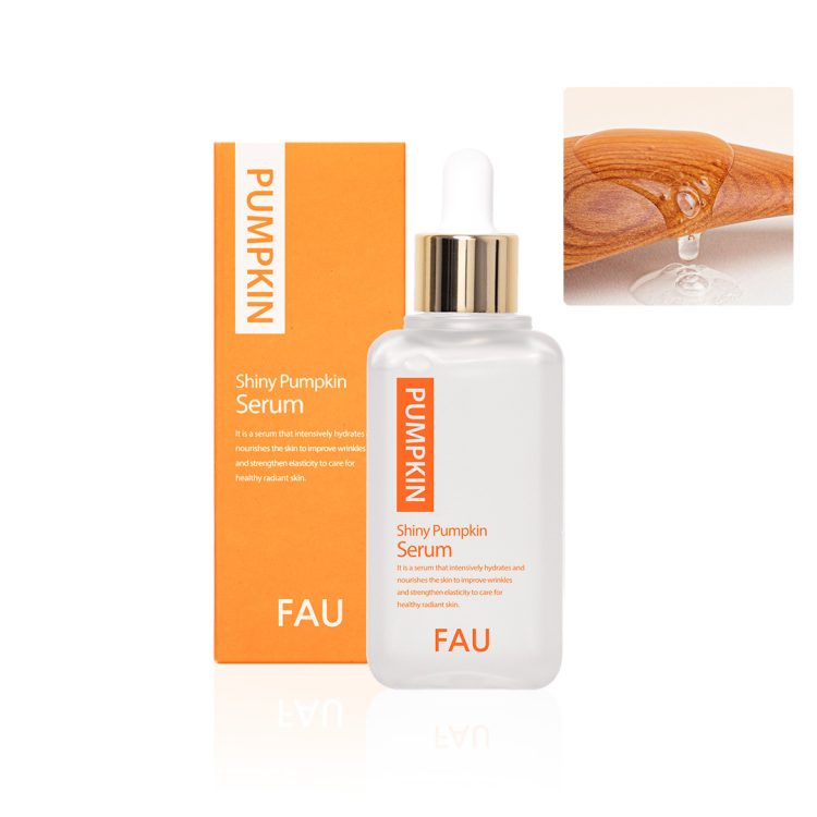 FAU Shiny Pumpkin Serum – серум за лице со екстракт од тиква во елегантно бело шише со капаче со пипета и портокалова кутија, прикажан со капка од текстурата на серумот. FAU Shiny Pumpkin Serum – facial serum with pumpkin extract in a sleek white dropper bottle, alongside an orange box, shown with a texture drop image.