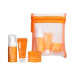 Алт текст (македонски): Комплет FAU Shiny Pumpkin Travel Kit со три мини производи – ампула, есенција и крем со екстракт од тиква, сместени во транспарентна торбичка со портокалова патента. FAU Shiny Pumpkin Travel Kit containing three mini skincare products – ampoule, essence, and cream with pumpkin extract, packed in a transparent pouch with an orange zipper.