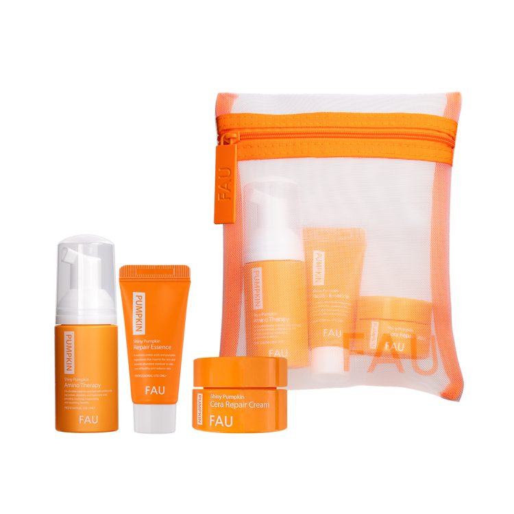 Алт текст (македонски): Комплет FAU Shiny Pumpkin Travel Kit со три мини производи – ампула, есенција и крем со екстракт од тиква, сместени во транспарентна торбичка со портокалова патента. FAU Shiny Pumpkin Travel Kit containing three mini skincare products – ampoule, essence, and cream with pumpkin extract, packed in a transparent pouch with an orange zipper.