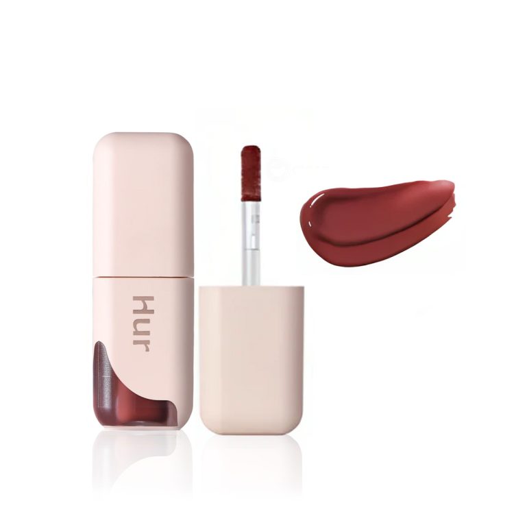 House of Hur Glowy Ampoule Tint #02 Brown Red – течен тинт за усни во длабока кафеаво-црвена нијанса, со сјаен финиш и апликатор за прецизно нанесување. House of Hur Glowy Ampoule Tint #02 Brown Red – liquid lip tint in a deep brown-red shade, featuring a glossy finish and a precise applicator.