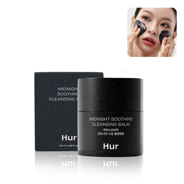 House of Hur Midnight Soothing Cleansing Balm во црна тегличка со иновативно grinder-пакување, прикажан покрај кутијата и моделка која нанесува балсамот на лицето. House of Hur Midnight Soothing Cleansing Balm in a black jar with innovative grinder packaging, shown next to the box and a model applying the balm to her face.