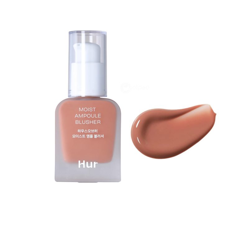 House of Hur Moist Ampoule Blusher нијанса #01 Nude Beige во 20 ml шишенце со пумпа и транспарентен капак, прикажан заедно со примерок од текстурата и природната беж нијанса на руменилото. House of Hur Moist Ampoule Blusher in shade #01 Nude Beige, shown in a 20 ml pump bottle with a clear cap, alongside a swatch of the blush’s creamy texture and neutral beige tone.