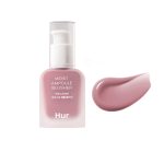 House of Hur Moist Ampoule Blusher нијанса #04 Lavender Flush во 20 ml шишенце со пумпа и транспарентен капак, прикажано со примерок од кремастата текстура во нежна лаванда нијанса. House of Hur Moist Ampoule Blusher in shade #04 Lavender Flush, shown in a 20 ml pump bottle with a clear cap, alongside a swatch of its creamy texture in a soft lavender hue.