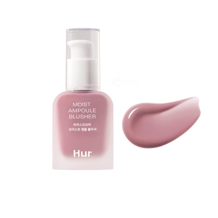 House of Hur Moist Ampoule Blusher нијанса #04 Lavender Flush во 20 ml шишенце со пумпа и транспарентен капак, прикажано со примерок од кремастата текстура во нежна лаванда нијанса. House of Hur Moist Ampoule Blusher in shade #04 Lavender Flush, shown in a 20 ml pump bottle with a clear cap, alongside a swatch of its creamy texture in a soft lavender hue.