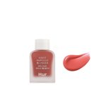 House of Hur Moist Ampoule Blusher во нијанса #05 Peach Coral, прикажан во мат стаклено шишенце со бел капак, со примерок од бојата на руменилото нанесен веднаш до него. House of Hur Moist Ampoule Blusher in shade #05 Peach Coral, displayed in a frosted glass bottle with a white cap, alongside a swatch of the blush color and texture.