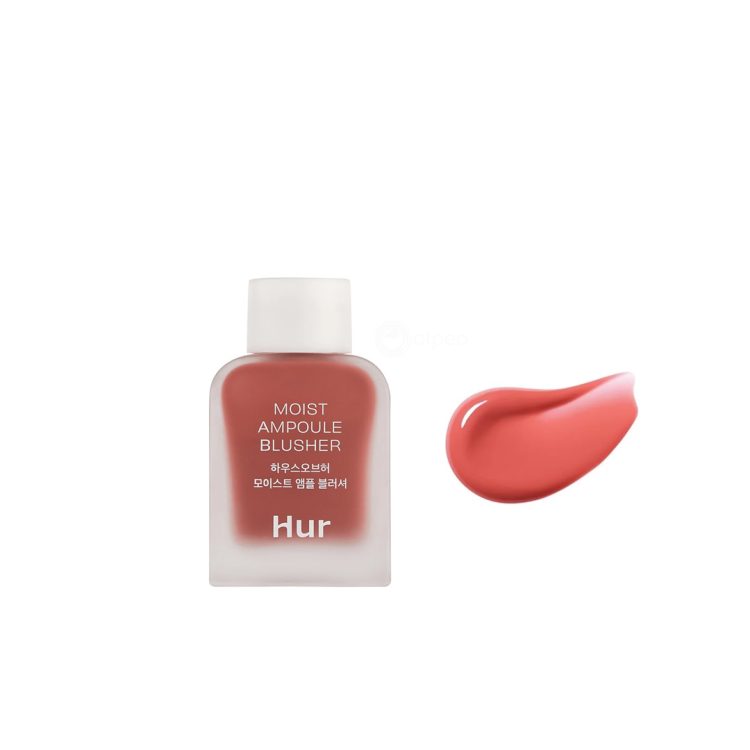 House of Hur Moist Ampoule Blusher во нијанса #05 Peach Coral, прикажан во мат стаклено шишенце со бел капак, со примерок од бојата на руменилото нанесен веднаш до него. House of Hur Moist Ampoule Blusher in shade #05 Peach Coral, displayed in a frosted glass bottle with a white cap, alongside a swatch of the blush color and texture.