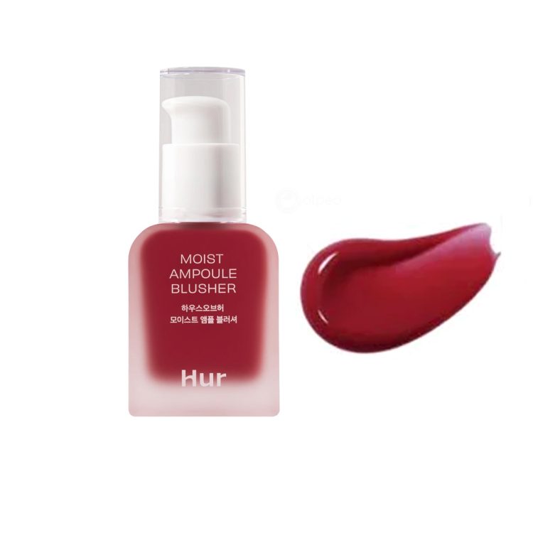 House of Hur Moist Ampoule Blusher нијанса #09 Ruby Red во 20 ml шишенце со пумпа и транспарентен капак, прикажано со примерок од неговата богата кремаста текстура во длабока рубин црвена нијанса. House of Hur Moist Ampoule Blusher in shade #09 Ruby Red, shown in a 20 ml pump bottle with a clear cap, alongside a swatch of its rich creamy texture in a deep ruby red tone.
