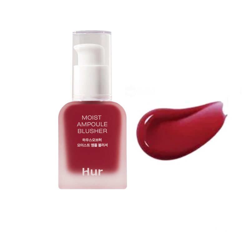 House of Hur Moist Ampoule Blusher нијанса #09 Ruby Red во 20 ml шишенце со пумпа и транспарентен капак, прикажано со примерок од неговата богата кремаста текстура во длабока рубин црвена нијанса. House of Hur Moist Ampoule Blusher in shade #09 Ruby Red, shown in a 20 ml pump bottle with a clear cap, alongside a swatch of its rich creamy texture in a deep ruby red tone.