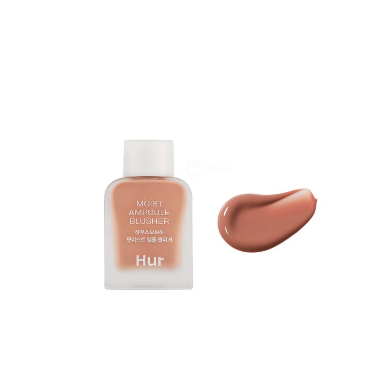 House of Hur Moist Ampoule Blusher нијанса #1 Nude Beige, прикажан во мат стаклено шишенце со бел капак, до кое има примерок од бојата на текстурата во форма на капка. House of Hur Moist Ampoule Blusher shade #1 Nude Beige, shown in a frosted glass bottle with a white cap, next to a smear displaying the blush texture and color.