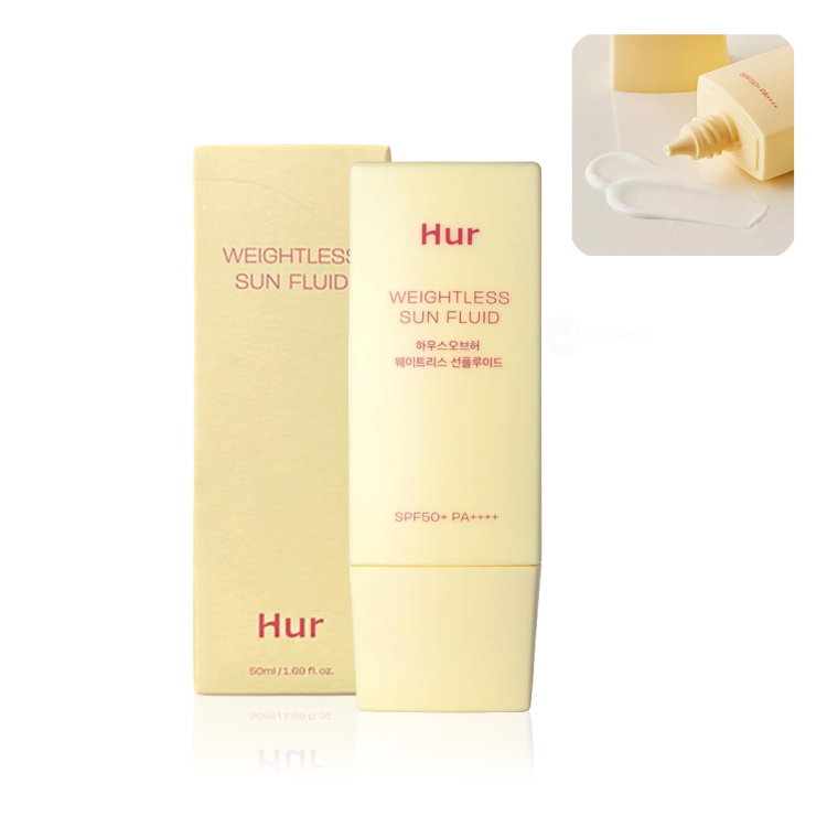 Фотографија од House of Hur Weightless Sun Fluid SPF50+ PA++++, лесна заштита од сонце во жолта туба од 50 ml со кремаста текстура, прикажана до кутијата и пример на текстурата на производот. Image of House of Hur Weightless Sun Fluid SPF50+ PA++++, a lightweight sunscreen in a yellow 50ml tube with creamy texture, shown next to the box and a swatch of the product texture.