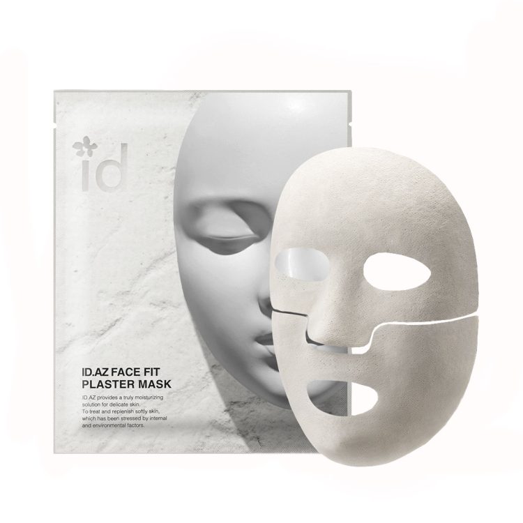 ID.AZ Face Fit Plaster Mask – гипсена маска за лице со лифтинг ефект, поставена пред нејзиното пакување, кое е бело со минималистички дизајн.