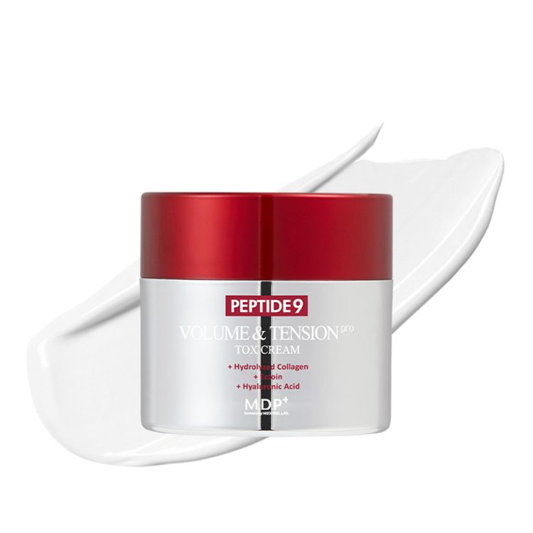 Medi-Peel Peptide 9 Volume & Tension Tox Cream Pro во луксузна сребрено-црвена тегла со хидратантна крема во позадина, која ја зацврстува кожата и ги намалува брчките.
