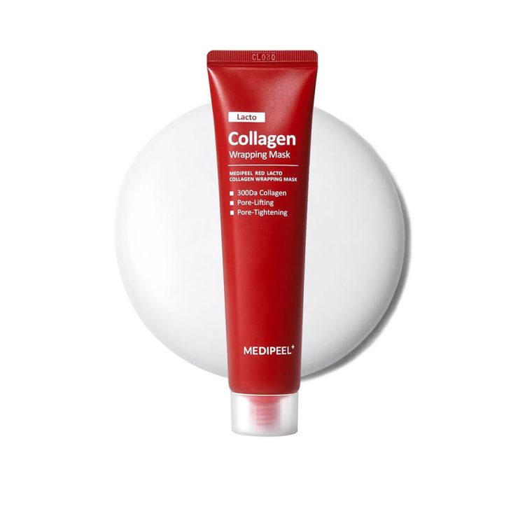 Туба од Medi Peel Red Lacto Collagen Wrapping Mask во црвена амбалажа со бел натпис, поставена врз кружна позадина со кремаста текстура.