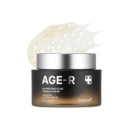 Стаклено пакување од крем Medicube AGE-R Glutathione Glow Capsule Cream со капсулирани зрнца, поставено пред текстура од кремот во позадина. Glass jar of Medicube AGE-R Glutathione Glow Capsule Cream with visible capsules, displayed in front of a cream texture background.