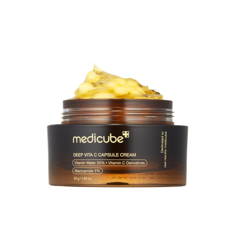 Фотографија од Medicube Deep Vita C Capsule Cream – крема со капсули од витамин C и ниацинамид во транспарентен гел, во темно кафено пакување од 55 g. Image of Medicube Deep Vita C Capsule Cream – a vitamin C capsule cream with niacinamide in a clear gel base, packaged in a dark amber jar, 55 g.