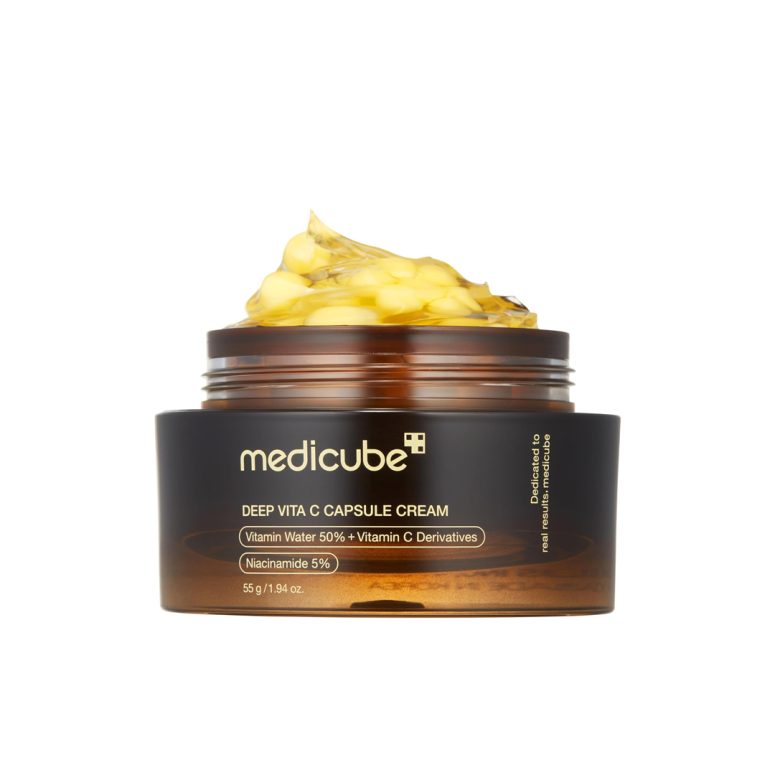 Фотографија од Medicube Deep Vita C Capsule Cream – крема со капсули од витамин C и ниацинамид во транспарентен гел, во темно кафено пакување од 55 g. Image of Medicube Deep Vita C Capsule Cream – a vitamin C capsule cream with niacinamide in a clear gel base, packaged in a dark amber jar, 55 g.