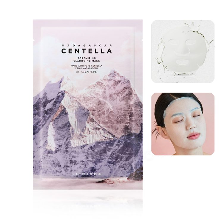 SKIN1004 Madagascar Centella Poremizing Clarifying Mask – маска за лице со центела од Мадагаскар и пинк хималајска сол за прочистување и затегнување на порите, прикажана со планински пејзаж и апликација на лицето. SKIN1004 Madagascar Centella Poremizing Clarifying Mask – facial sheet mask with Madagascar centella and pink Himalayan salt for pore tightening and clarifying, shown with a mountain landscape and model applying the mask.