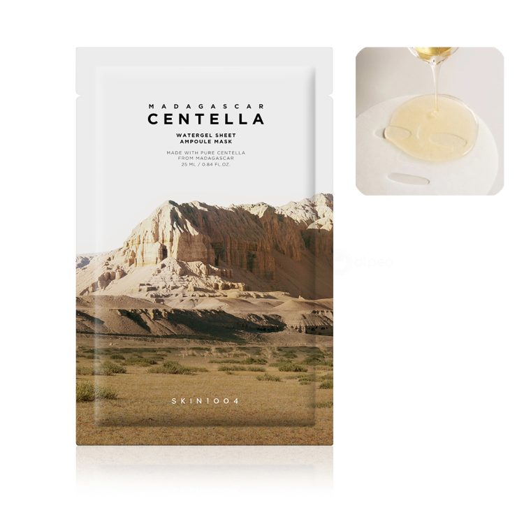 Skin1004 Madagascar Centella Watergel Sheet Ampoule Mask – маска за лице со екстракт од центела и ампулна есенција, прикажана со прелив на есенција врз sheet маската. Skin1004 Madagascar Centella Watergel Sheet Ampoule Mask – facial mask with centella extract and ampoule essence, shown with essence being poured over the sheet mask.