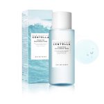Skin1004 Madagascar Centella Hyalu-Cica Brightening Toner 210ml со амбалажа и текстура – хидратантен и осветлувачки тонер со центела и хијалуронска киселина, прикажан со светло сина течност и оригинално пакување. Skin1004 Madagascar Centella Hyalu-Cica Brightening Toner 210ml with packaging and texture – hydrating and brightening toner featuring centella and hyaluronic acid, shown with light blue liquid and original box.