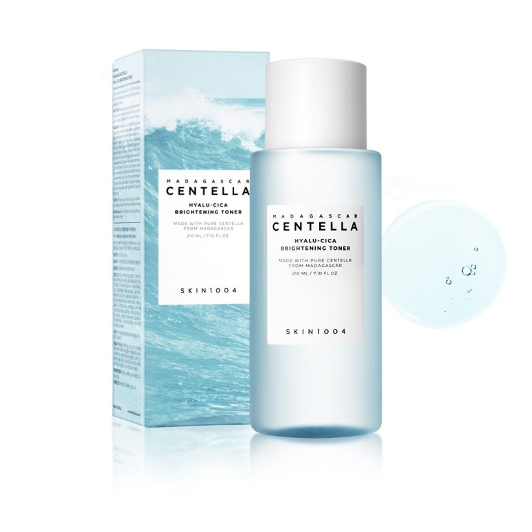 Skin1004 Madagascar Centella Hyalu-Cica Brightening Toner 210ml со амбалажа и текстура – хидратантен и осветлувачки тонер со центела и хијалуронска киселина, прикажан со светло сина течност и оригинално пакување. Skin1004 Madagascar Centella Hyalu-Cica Brightening Toner 210ml with packaging and texture – hydrating and brightening toner featuring centella and hyaluronic acid, shown with light blue liquid and original box.
