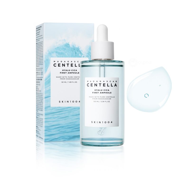 SKIN1004 Madagascar Centella Hyalu-Cica First Ampoule 100ml – шишенце со пипета и кутија на позадина со океански бранови, прикажувајќи прозирна, водена текстура на производот. SKIN1004 Madagascar Centella Hyalu-Cica First Ampoule 100ml – dropper bottle with box in background featuring ocean waves, showcasing the product’s clear, watery texture.