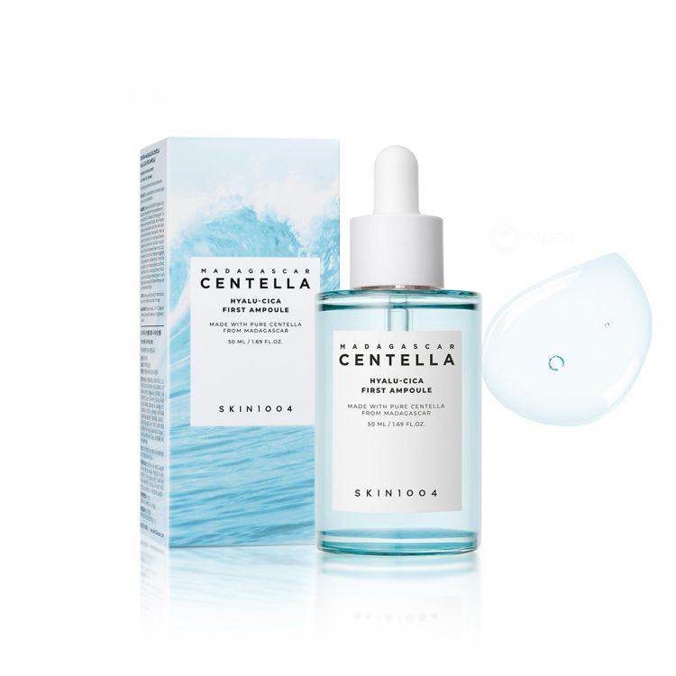 SKIN1004 Madagascar Centella Hyalu-Cica First Ampoule 50ml – стаклено шишенце со пипета и кутија во сини тонови, со прикажана лесна, проѕирна текстура на серумот. SKIN1004 Madagascar Centella Hyalu-Cica First Ampoule 50ml – glass dropper bottle with blue-toned box, featuring the serum’s light, transparent texture.