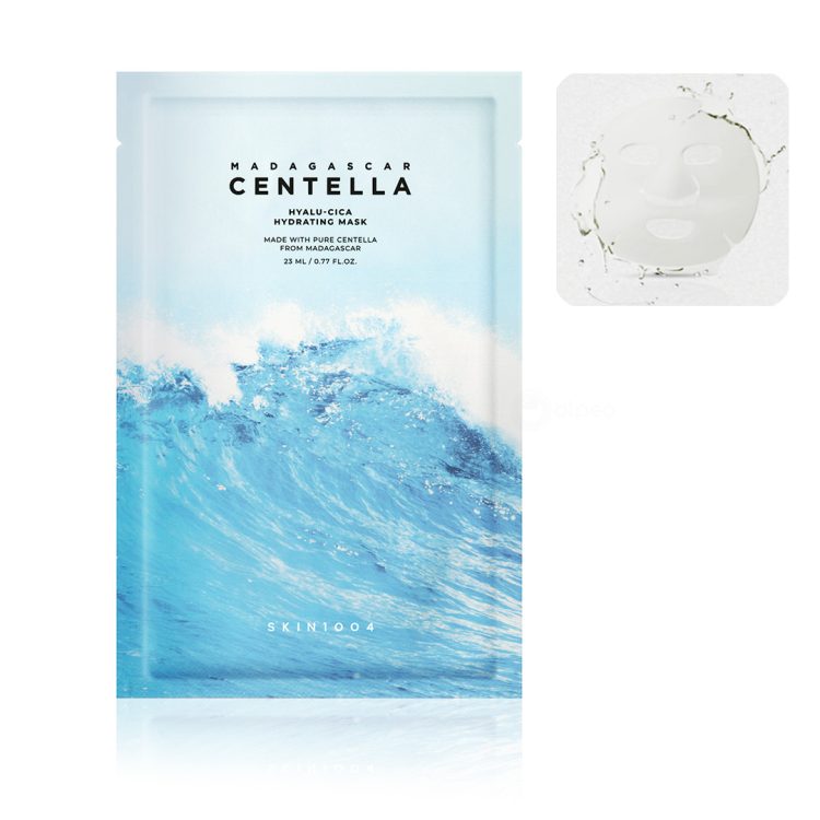 Пакување од SKIN1004 Madagascar Centella Hyalu-Cica Hydrating Mask со илустрација на океански бран и прикажана хидратантна лист-маска натопена со серум. SKIN1004 Madagascar Centella Hyalu-Cica Hydrating Mask packaging featuring an ocean wave illustration and a soaked hydrating sheet mask with serum.