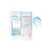 Стик за сонце SKIN1004 Hyalu-Cica Silky-Fit Sun Stick со заштита SPF50+ PA++++, со пакување и пример од текстурата во светло сина боја. SKIN1004 Hyalu-Cica Silky-Fit Sun Stick with SPF50+ PA++++, shown with its packaging and a swatch of the light blue silky texture.