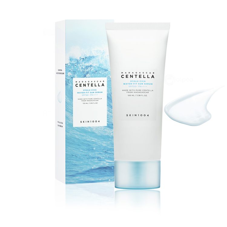 SKIN1004 Madagascar Centella Hyalu-Cica Water-Fit Sun Serum во пакување од 100ml со SPF50+ PA++++, прикажан со својата кутија и лесна водена текстура. SKIN1004 Madagascar Centella Hyalu-Cica Water-Fit Sun Serum in a 100ml packaging with SPF50+ PA++++, shown with its box and light watery texture.