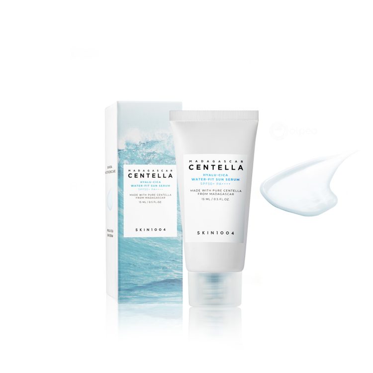 SKIN1004 Madagascar Centella Hyalu-Cica Water-Fit Sun Serum во туба од 15ml со заштитен фактор SPF50+ PA++++, прикажан со кутија и текстура во форма на лесен, воден гел. SKIN1004 Madagascar Centella Hyalu-Cica Water-Fit Sun Serum in a 15ml tube with SPF50+ PA++++, shown with its box and a light watery gel texture.